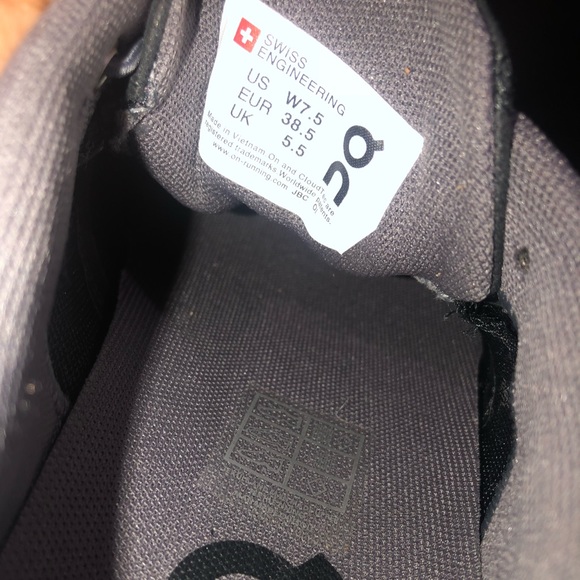 On Cloud Running Sneakers sz 7.5 - Picture 6 of 6